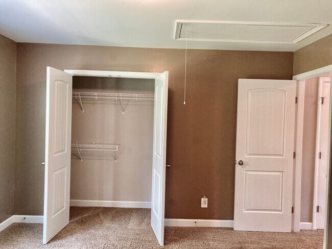 Building Photo - 5 Bedroom 3 Bath Hubert Home for Rent