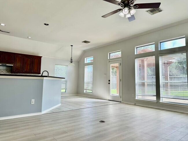 Building Photo - 3131 Valley Ct