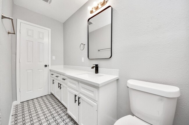 Building Photo - 710 Canary Cir