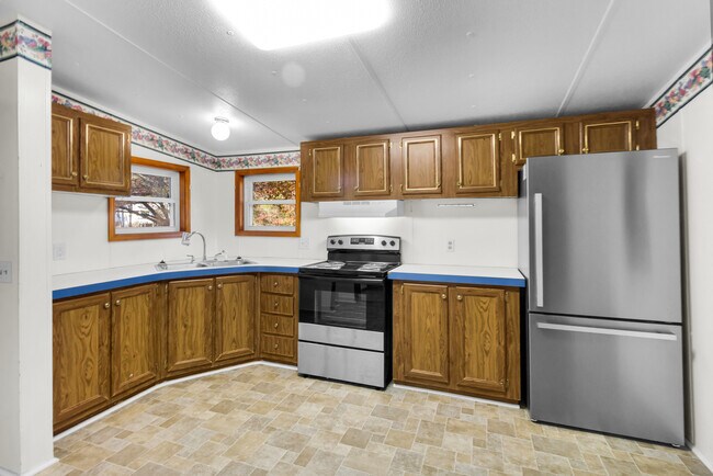 Building Photo - 220 Tree Ln