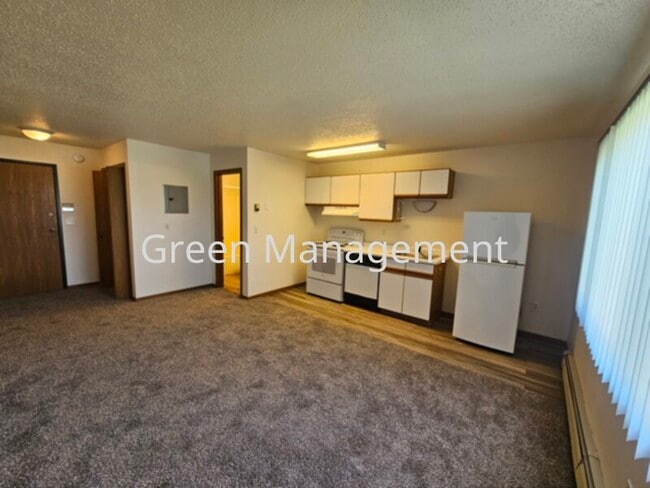 Building Photo - Efficiency/Studio with New Flooring