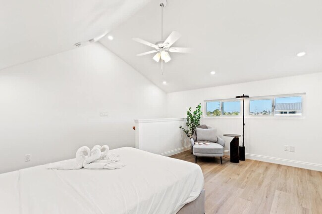 Building Photo - 8115 Thomas Dr