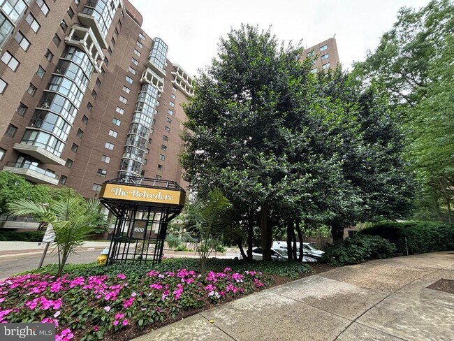 Building Photo - 1600 N Oak St