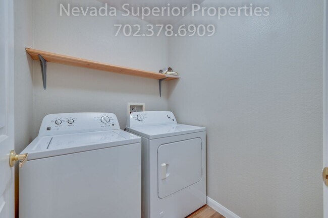 Building Photo - SE Single Story 3 Bedroom Home!!! Low Main...