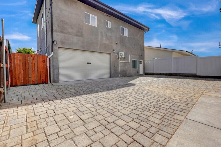 Building Photo - 17095 Kingsbury St