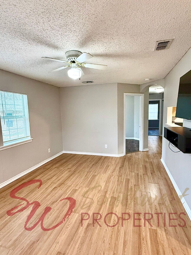 Building Photo - Charming 3 bedroom, 1 bath home