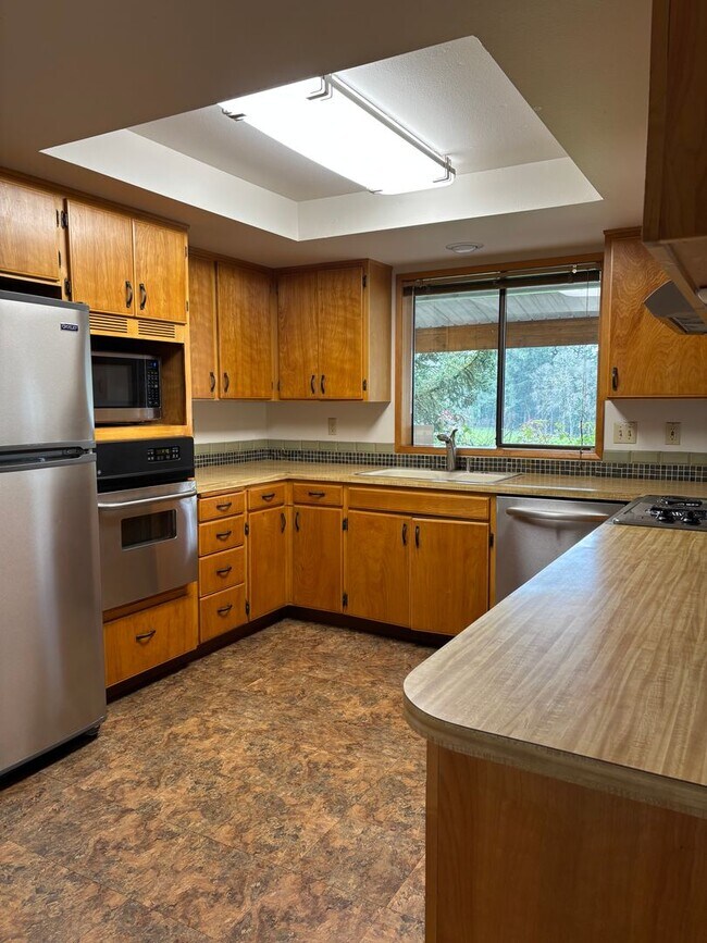 Building Photo - Perfect Home for Entertaining in Newberg - Showings Start 4/20/26