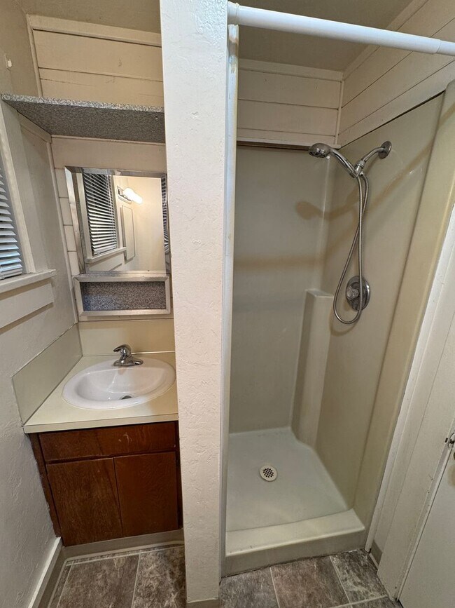 Building Photo - Cute 1 bedroom 1 bathroom house in Eugene!