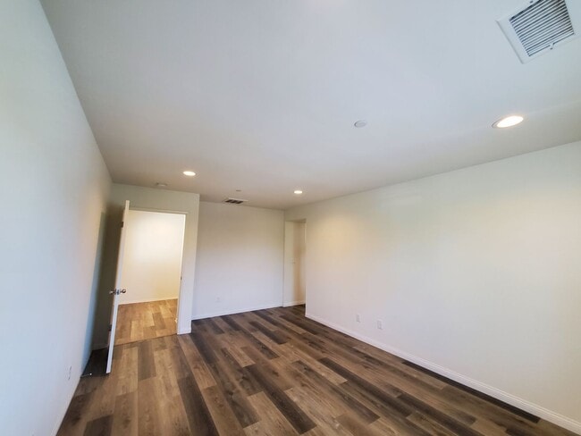 Building Photo - Beautiful 3B/2.5BA Home w/ Turf Backyard!