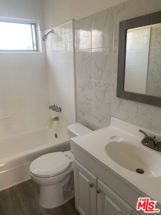 Building Photo - 1413 N Kenmore Ave