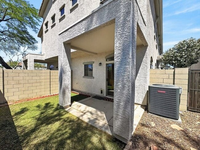 Building Photo - 4Bedroom/2.5Bath Townhome Ready for You!!