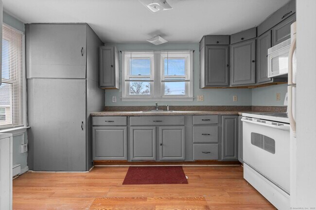 Building Photo - 72 Maple St