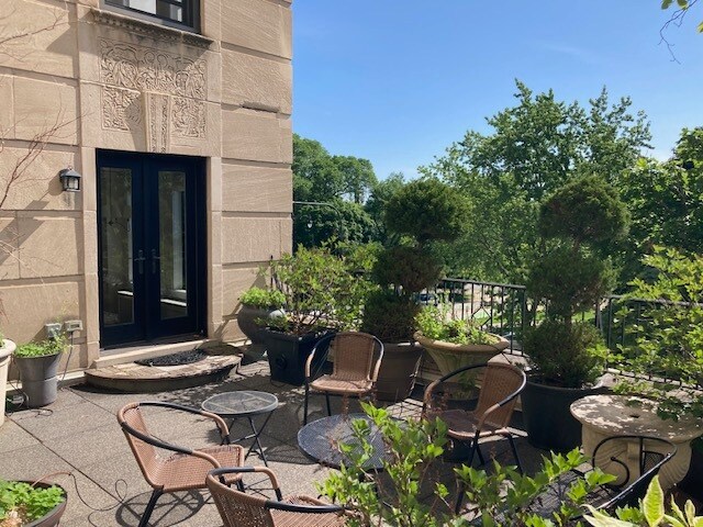 Private Terrace - 2000 N Lincoln Park W