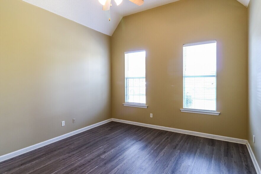 Building Photo - 10203 Sterling Ridge Dr