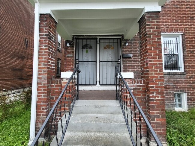 Building Photo - Completely Renovated New and Open Concept ...