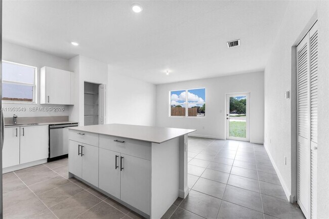 Building Photo - 2960 SE 23rd Ave