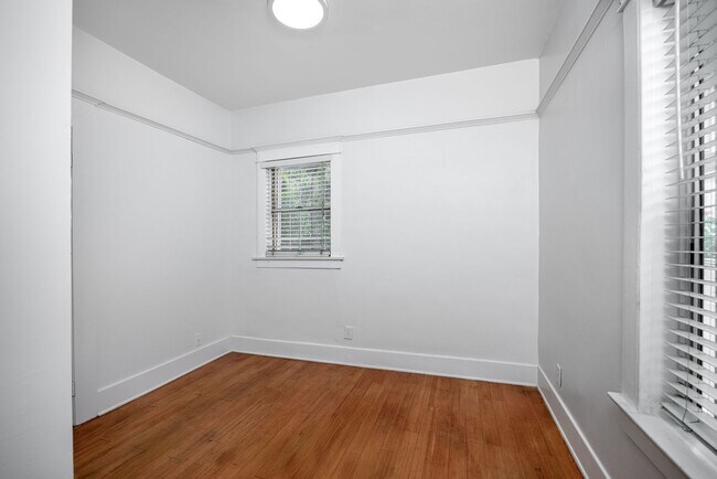 Building Photo - 1418 W Jefferson Blvd