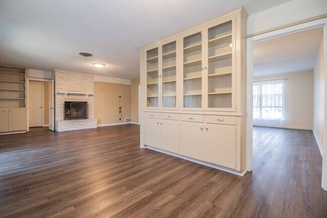 Building Photo - SOUTH HILLS Home on Large Corner Lot!!!!