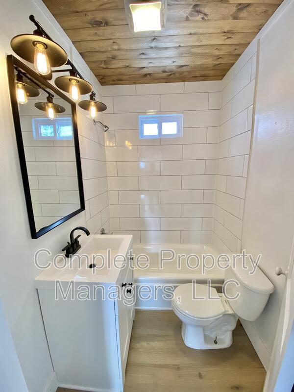 Building Photo - 1524 W Clark St