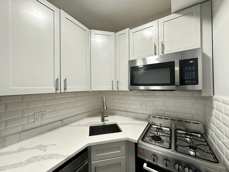 Building Photo - 553 W Belmont Ave