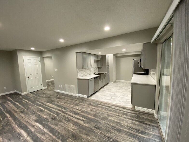Building Photo - 9057 W Swan Cir