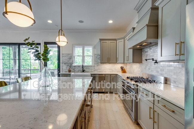 Building Photo - 1806 Burland Cres