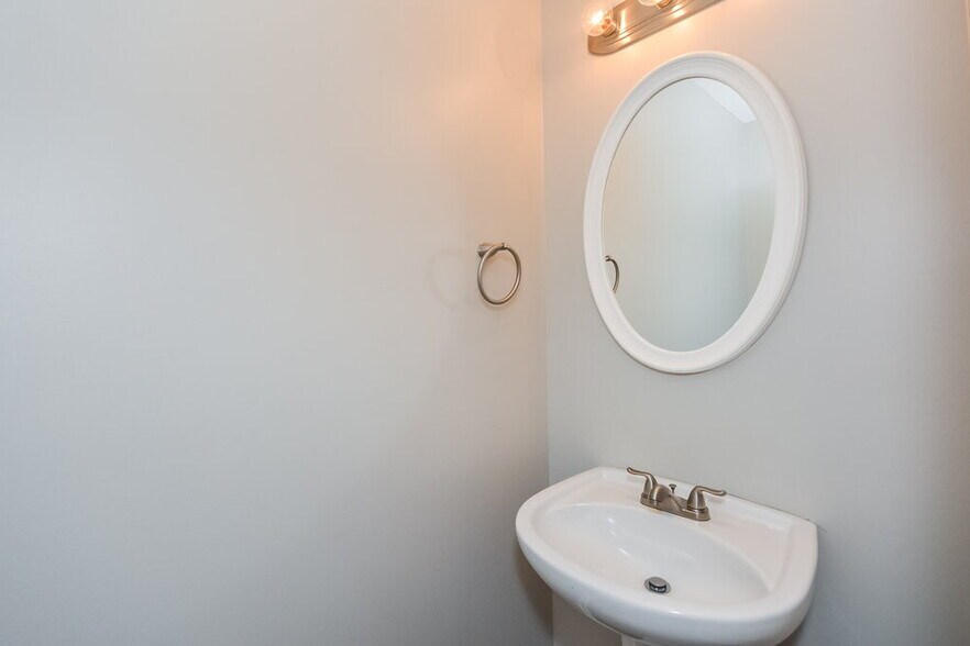 Building Photo - 469 Cathedral Dr