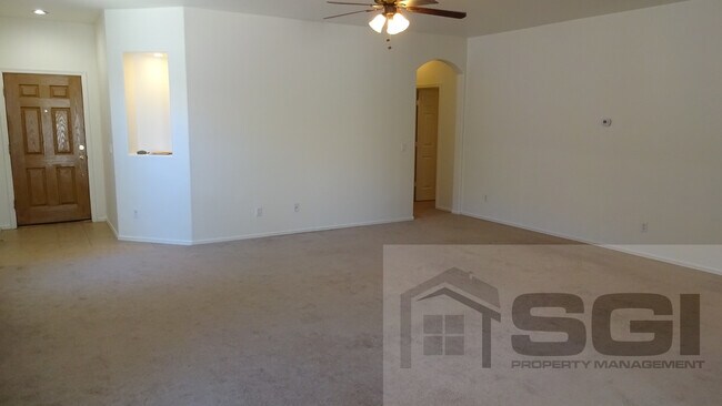 Building Photo - Beautiful split floorplan in a great neigh...