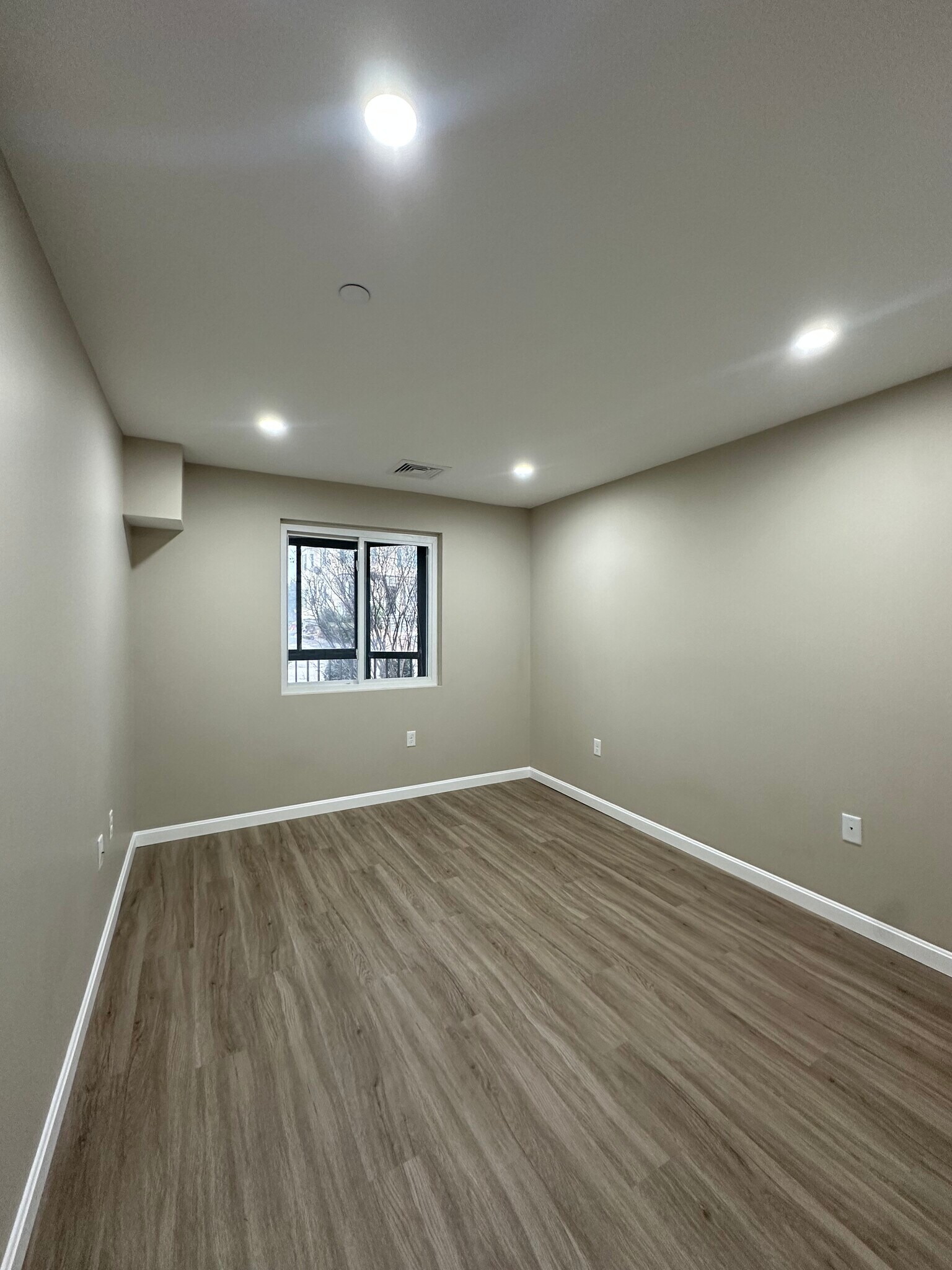 Building Photo - 64 Willard St