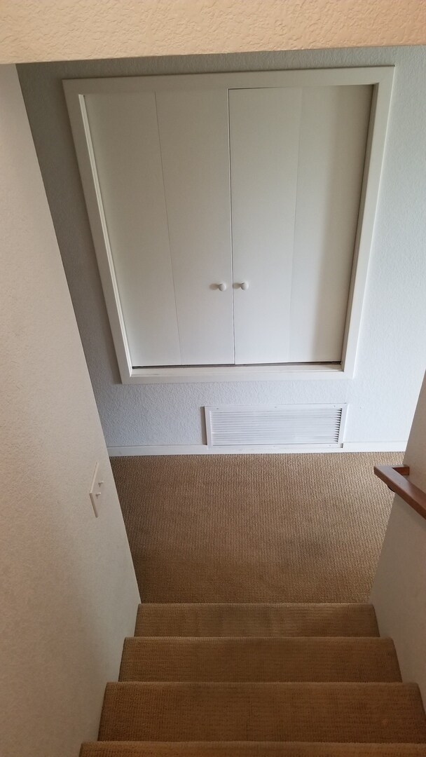 Building Photo - 2 Bedroom Condo SUPER close to Campus!