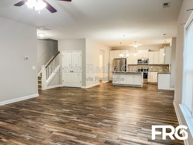 Building Photo - 491 Fallingbrook Dr