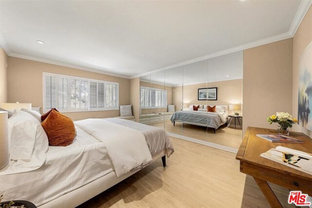 Building Photo - 2345 Roscomare Rd