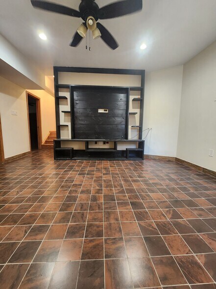 Building Photo - 6110 N Mozart St