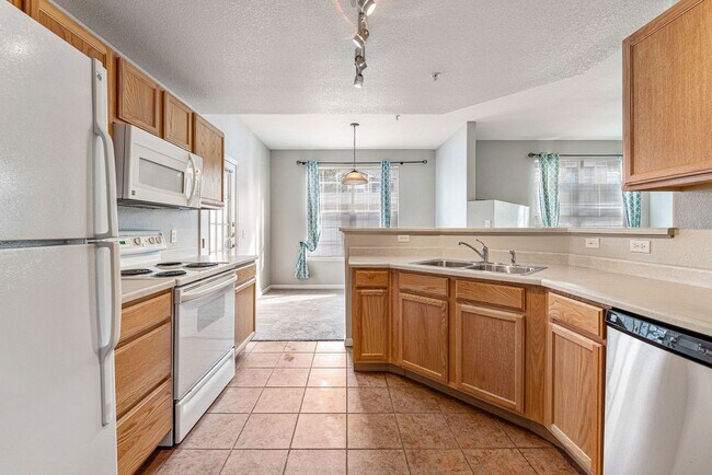 Building Photo - Ground Floor! No Stairs! 2Bed / 2 Bath Condo in Englewood!