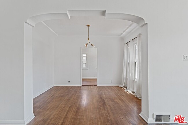 Building Photo - 337 N La Jolla Ave