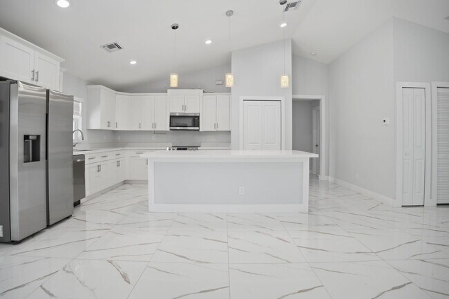 Building Photo - 4593 SW Bradbury St