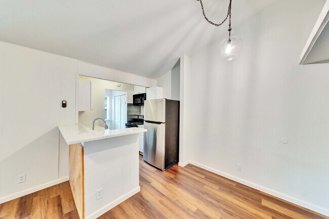 Building Photo - "Charming 2 Bed Apartment in Austin, TX wi...