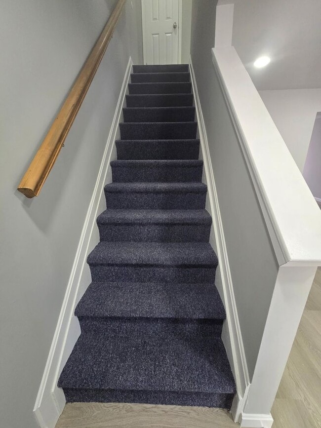 Building Photo - **VOUCHER HOLDERS **NEWLY REMODELED TOWNHOME IN CENTRAL LOCATION! 3 BEDROOM 2 1/2 BATH, FINISHED ...