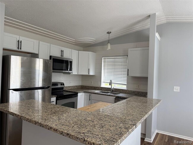 Building Photo - 1116 Lakeview Cir