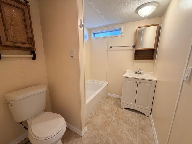 Building Photo - FIRST MONTH'S RENT FREE! 2/1.5 IN SPRINGWOOD PARK