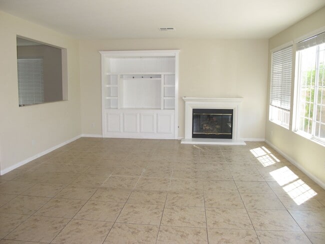Building Photo - Four Bedroom Three Bathroom Home in the Ha...