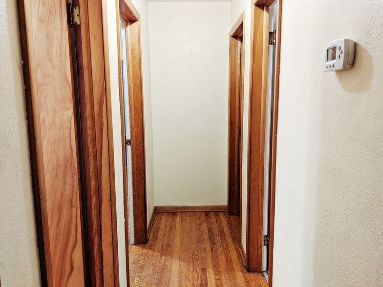 Building Photo - 214 S Hillsdale Ct