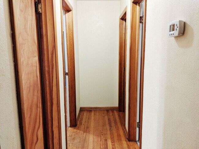 Building Photo - 214 S Hillsdale Ct