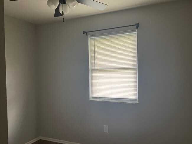 Building Photo - 509 6th Ave