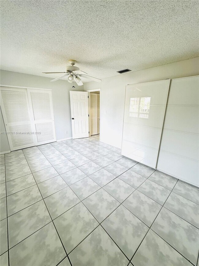 Building Photo - 3111 Pass a Grille Way