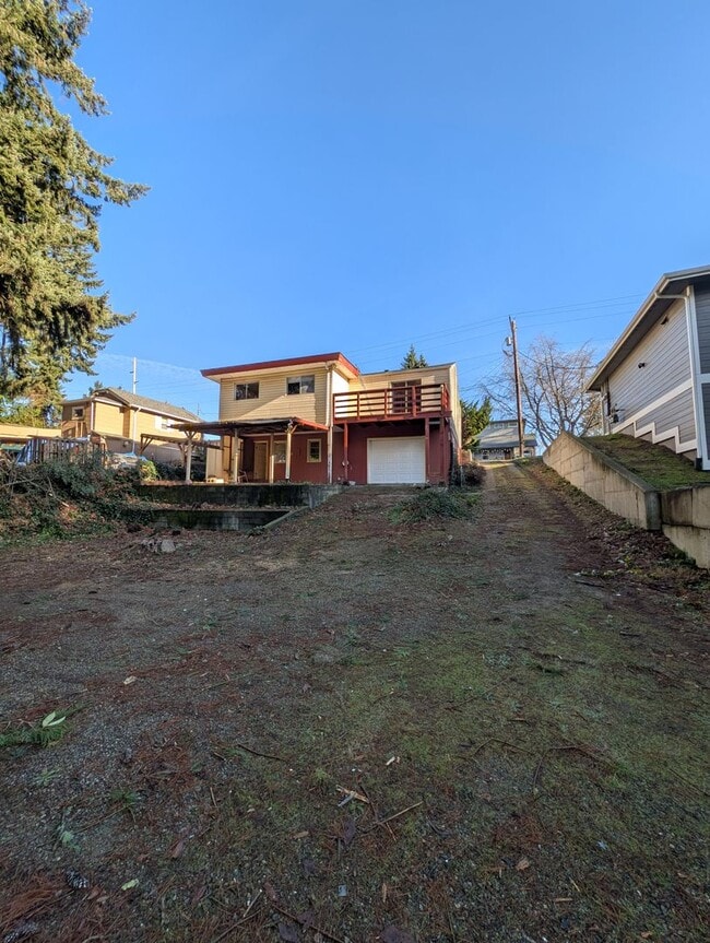 Building Photo - Available Now in Navy Yard City! New Floors & Paint! Tons of Space & Storage.