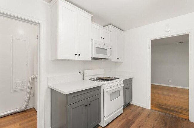 Building Photo - Welcome to this charming 2-bedroom