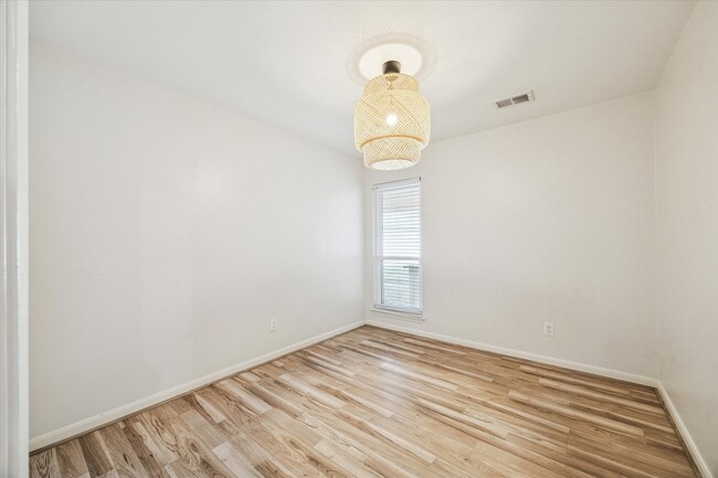 Building Photo - 2127 Blue Willow Dr