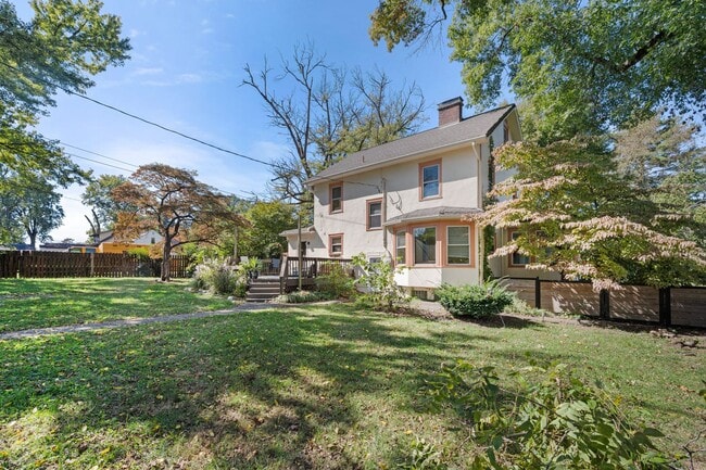 Building Photo - 4 Bed 2.5 Bath Home with a large backyard ...