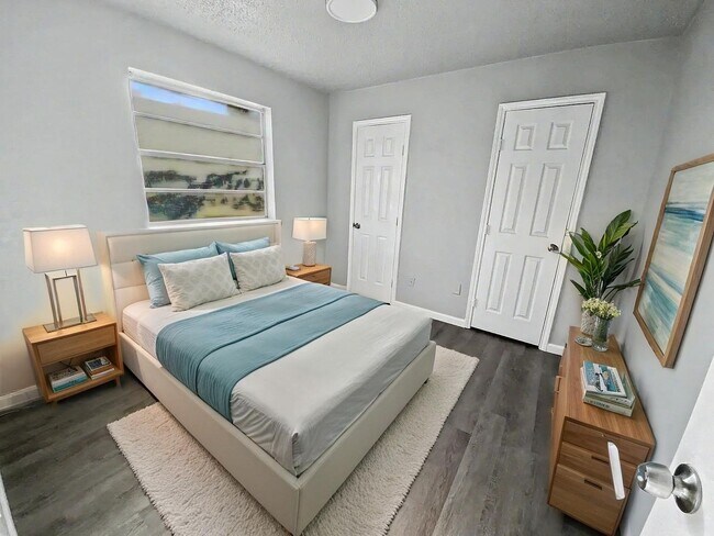 Building Photo - Freshly Renovated Home with HUGE backyard!